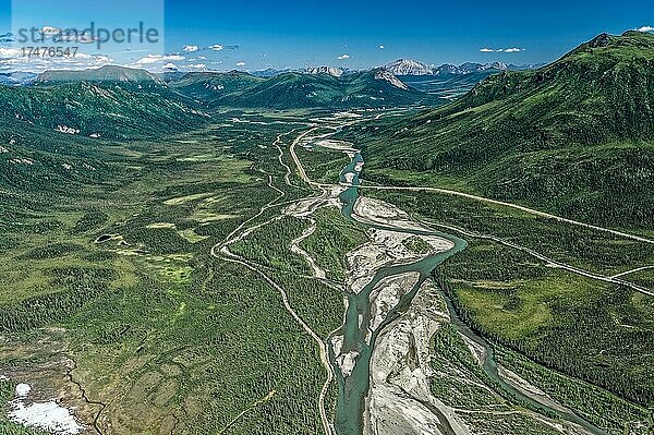 Dalton Hwy. und Trans-Alaska-Pipeline incl. Versorgungsweg  Bildmitte Dietrich River  hinten Brooks Range  Zentral-Alaska  Alaska  USA  Nordamerika