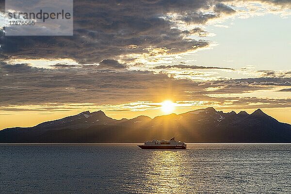 Hurtigruten Schiff bei Sonnenuntergang  Lyngen  Ullsfjord  Troms og Finnmark  Norwegen  Europa