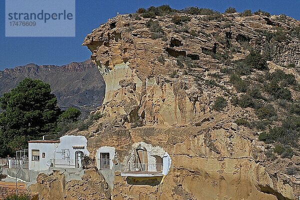 Höhlenwohnung mit Balkon  Wohnungen in Felswand  Höhlenwohnungen in San Juan de los Terreros  Almeria  Andalusien  Spanien  Europa