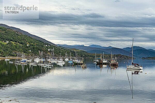 Fischerboote  Bucht von Ullapool  Schottland  UK