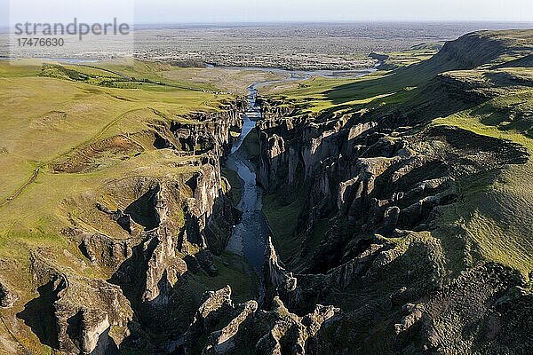 Luftaufnahme des Fjaðrárgljúfur Canyon  tiefe Schlucht  Tuffgestein  bei Kirkjubaer an der Südküste  Südisland  Island  Europa