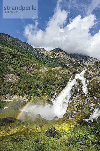 Wasserfall Kleivafossen  Gletscherfluss Briksdalselva  Briksdal  Jostedalsbreen Nationalpark  Norwegen  Europa