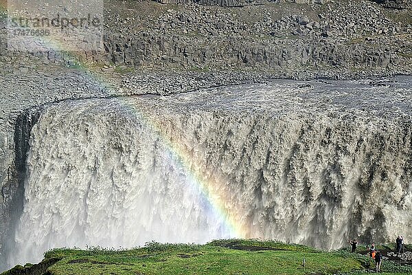 Regenbogen und Wassermassen eines Wasserfalls  Dettifoss  Nationalpark  Jökulsá á Fjöllum  Island  Europa
