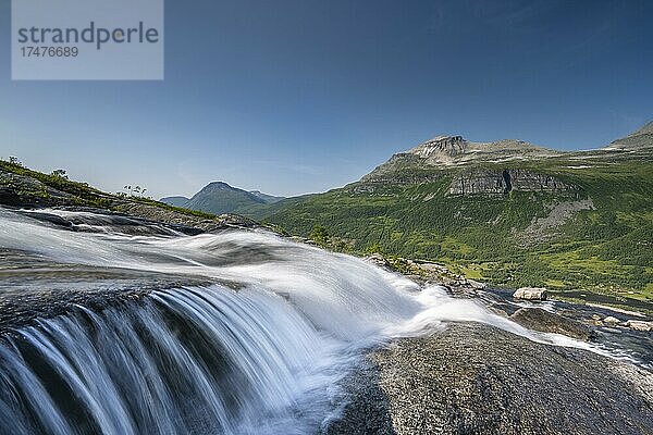 Wasserfall fließt in Hochtal Innerdalen  Trollheimen Mountain Area  Sunndal  Møre og Romsda  Vestlandet  Norwegen  Europa