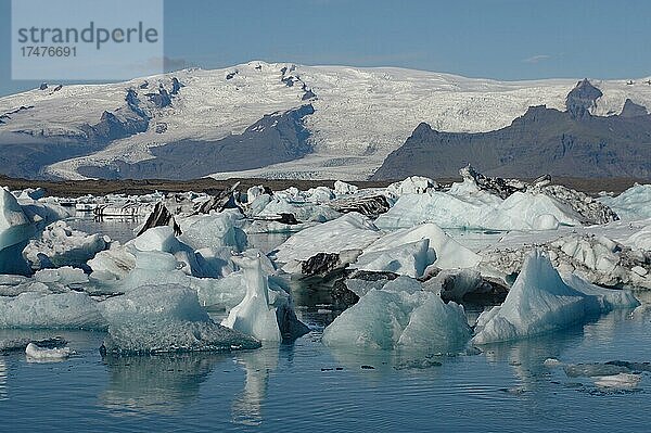 Eisberge in einem See  Gletscher und Berge  Nationalpark  Vatnajökull  Jokulsarlon  Südisland  Skandinavien  Island  Europa
