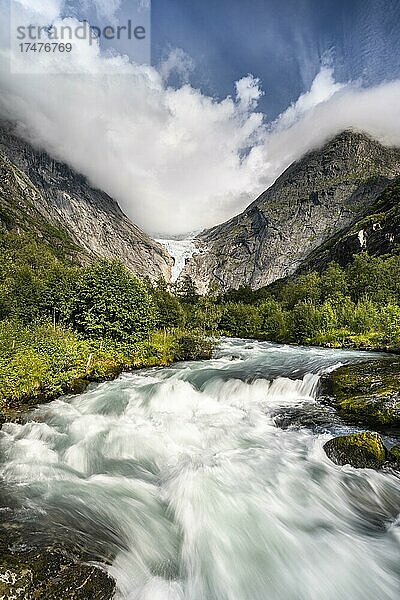 Gletscherfluss Briksdalselva  Briksdalsbreen  Briksdal Gletscher  Jostedalsbreen Nationalpark  Norwegen  Europa