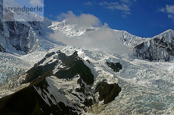 Schneebedeckte Berge und Gletscher  Wildnis  Flugaufnahme  Wrangell-St.-Elias-Nationalpark  McCarthy  Alaska  USA  Nordamerika