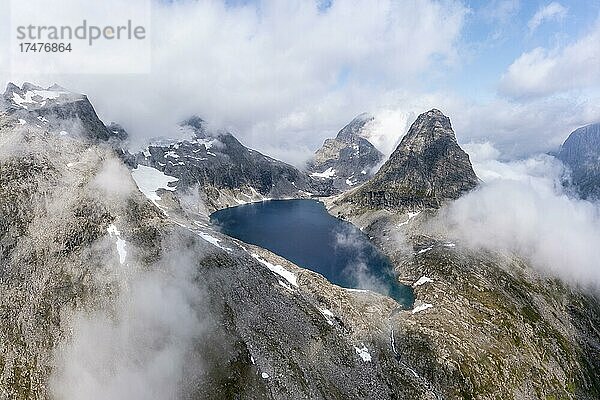 Blick auf See Bispevatnet und Berg Bispen  Luftaufnahme  Trollstigen  Møre og Romsdal  Norwegen  Europa