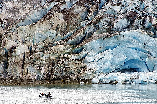 Kleines Boot vor Gletscher  Glacier Bay Nationalpark  Alaska  USA  Nordamerika