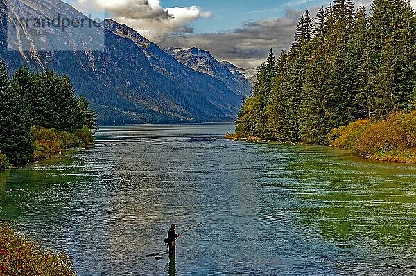 Angler am Chilkoot River  Ausfluss Chilkoot Lake  herbstliche Verfärbung  hinten Takshanuk Mtns.  Haines  Alaska  USA  Nordamerika