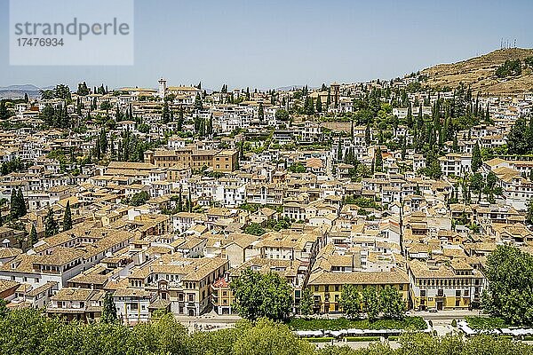 Historisches Stadtbild von Granada von der Alhambra-Palastanlage aus gesehen  Andalusien  Spanien  Europa