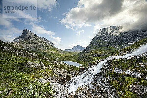 Blick ins Tal Alnesdalen  Berg Stigbotthornet  See Alnesvatnet  Reinheimen Nationalpark  Møre og Romsdal  Norwegen  Europa