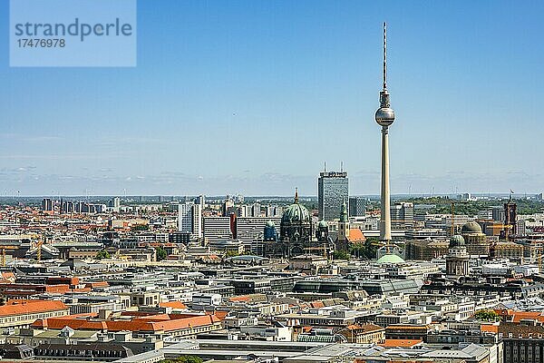 Blick vom Hochhaus am Potsdamer Platz in Richtung Alexanderplatz mit Deutschem Dom und dem Gendarmenmarkt  Berlin  Deutschland  Europa