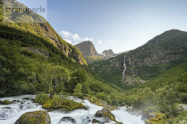 Gletscherfluss Briksdalselva  Wasserfall und steile Bergflanken  Briksdal  Jostedalsbreen Nationalpark  Norwegen  Europa