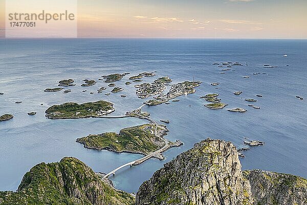 Blick auf Fischerdorf Henningsvaer vom Gipfel des Festvågtinden  Mit Straße und Brücken verbundene kleine Inseln  Austvågøya  Lofoten  Norwegen  Europa