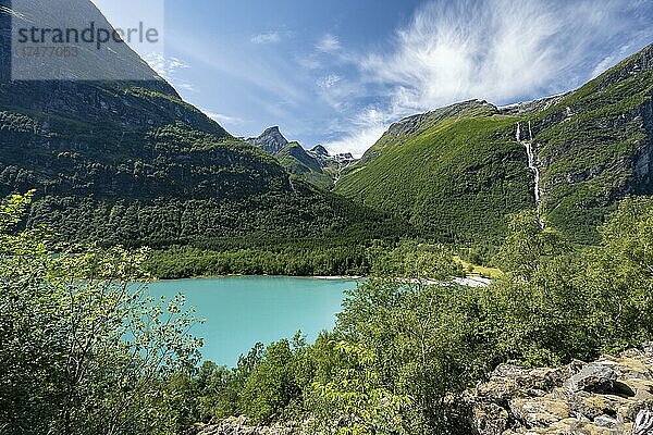 See Lovatnet  Türkise See mit Bergflanken und Wasserfällen  Loen  Stryn  Festland  Norwegen  Europa