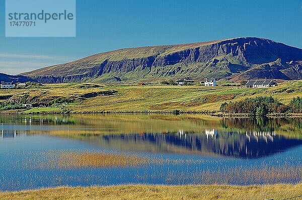 Berge und Häuser spiegeln sich in einem See  Herbstlicht  Quiraing  Isle of Skye  Hebriden  Schottland  Großbritannien  Europa