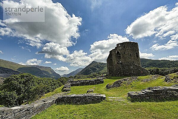 Ruinen einer mittelalterlichen Burg  Dolbadarn Castle  Bergland von Gwynedd  Gegenlicht  Llanberis  Snowdonia National Park  Wales  Großbritannien  Europa