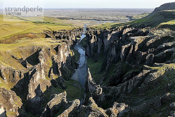 Luftaufnahme des Fjaðrárgljúfur Canyon  tiefe Schlucht  Tuffgestein  bei Kirkjubaer an der Südküste  Südisland  Island  Europa