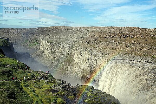 Regenbogen und Wassermassen eines Wasserfalls  Schlucht  Dettifoss  Jökulsá á Fjöllum  Island  Europa