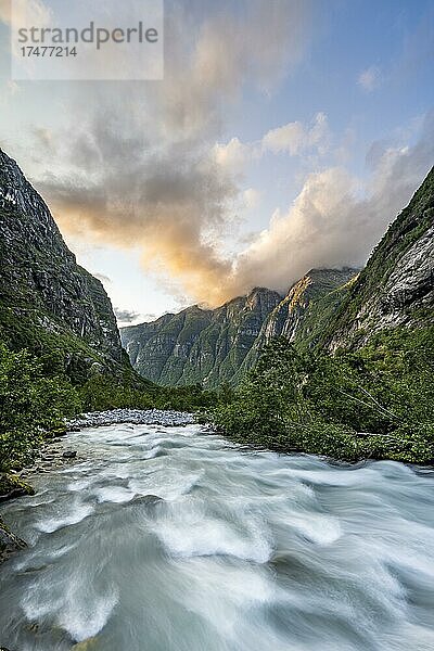 Fluss Kjenndalselva im Gletschertal des Kjenndalsbreen Gletscher  Abendstimmung  Jostedalsbreen Nationalpark  Loen  Vestland  Norwegen  Europa