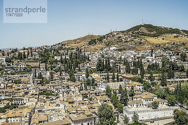 Historisches Stadtbild von Granada von der Alhambra-Palastanlage aus gesehen  Andalusien  Spanien  Europa