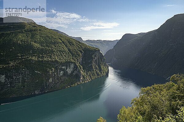 Blick auf Geirangerfjord  Geiranger  Møre og Romsdal  Vestland  Norwegen  Europa