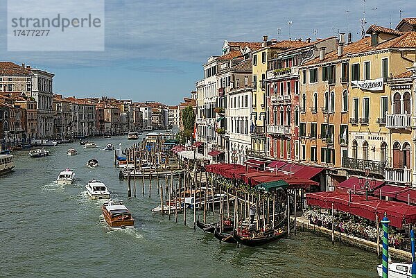 Boote auf dem Canal Grande  Canal Grande  von der Rialto-Brücke aus gesehen  Venedig  Italien  Europa