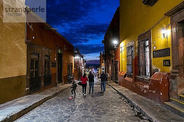 Historisches Zentrum der Unesco-Stätte San Miguel de Allende bei Nacht  Guanajuato  Mexiko  Mittelamerika