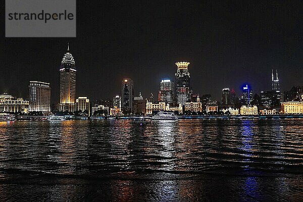 Skyline von Shanghai bei Nacht  China  Asien