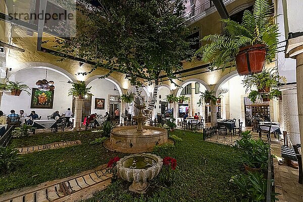 Schöner Hof eines kolonialen Hotels in Valladolid  Yucatan  Mexiko  Mittelamerika
