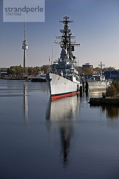 Zerstörer Mölders  Deutsches Marinemuseum mit Antennenträgerturm der Verkehrszentrale  Wilhelmshaven  Niedersachsen  Deutschland  Europa