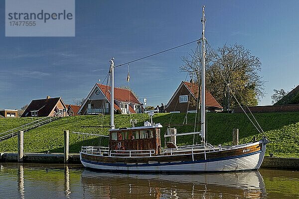 Segelschiff im Hafen  Greetsiel  Krummhörn  Ostfriesland  Niedersachsen  Deutschland  Europa