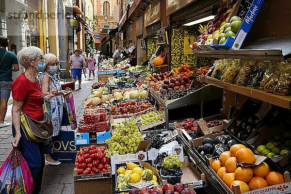Markt mit Früchten  Bologna  Emilia-Romagna  Italien  Europa