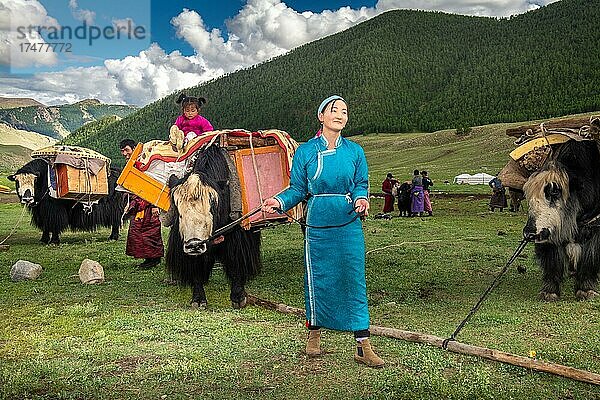 Die Nomadenfamilie zieht mit Yaks in den Sommer. Provinz Bayanhongor  Mongolei  Asien