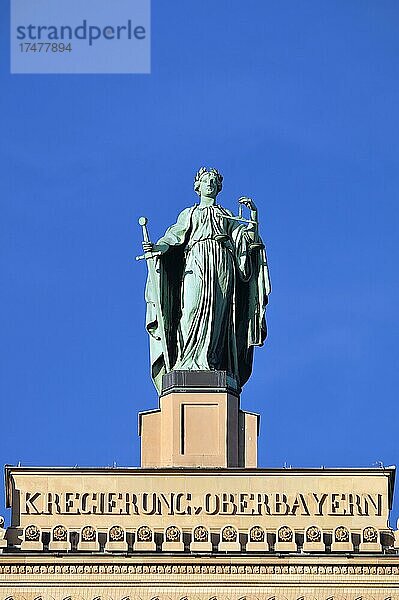 Justizia  Giebelfigur auf dem Dienstgebäude der Regierung von Oberbayern  München  Bayern  Deutschland  Europa