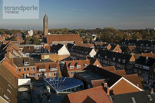 Stadtansicht vom Rathausturm mit der Martin-Luther Kirche  Emden  Ostfriesland  Niedersachsen  Deutschland  Europa