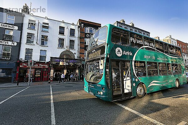 Grüner Doppeldeckerbus Airlink Express fährt vom Flughafen in das Stadtzentrum  Dublin  Irland  Europa