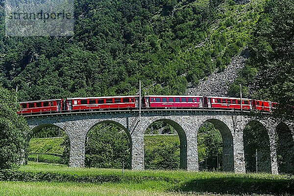 Zug beim Überqueren des Spiralviadukts von Brusio  Unesco-Welterbe Rhätische Bahn  Schweiz  Europa