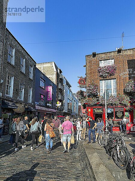 Lebhaftes Stadtviertel mit vielen Besuchern  Fußgängerzone mit Pubs  Temple Bar  Dublin  Irland  Europa