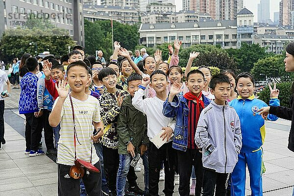 Schulklasse im Zentrum von Chongqing beim Museum  die Lehrerin hat Ihre Zustimmung für das Foto gegeben  Chongqing  China  Asien