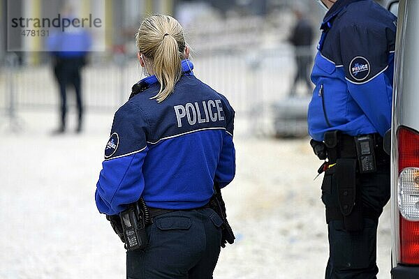 Polizistin mit blonden Haaren