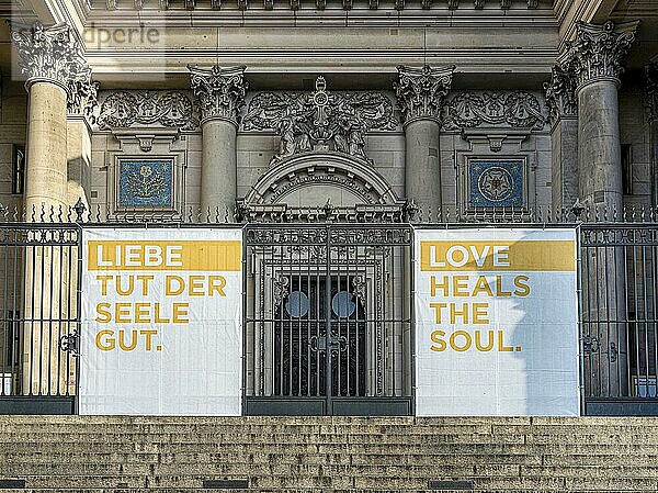 Das Hauptportal des Berliner Dom während des Corona Lockdown  Berlin  Deutschland  Europa