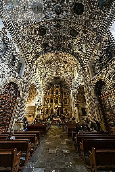 Schöner Innenraum der Kirche Santo Domingo de Guzmán  Oaxaca  Mexiko  Mittelamerika