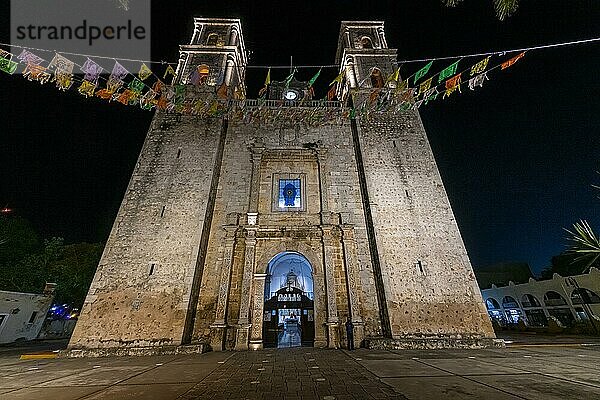 Kathedrale von Valladolid bei Nacht  Yucatan  Mexiko  Mittelamerika