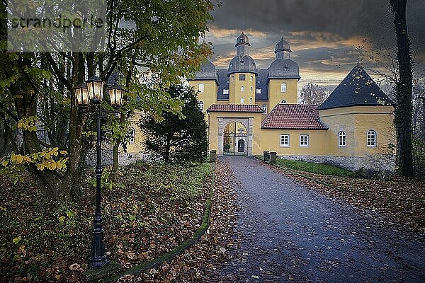 Wasserschloss Schloss Holte mit dem Haupteingang  Nordrhein-Westfalen  Deutschland  Europa