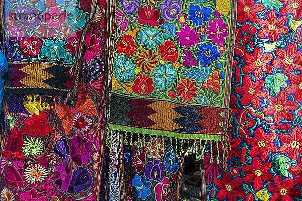 Bunte Teppiche zu verkaufen  San Christobal de la Casa  Chiapas  Mexiko  Mittelamerika