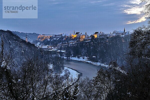 Angestrahlte Burganlage mit Kapelle im Winter  Dämmerung  Burghausen  Oberbayern  Bayern  Deutschland  Europa