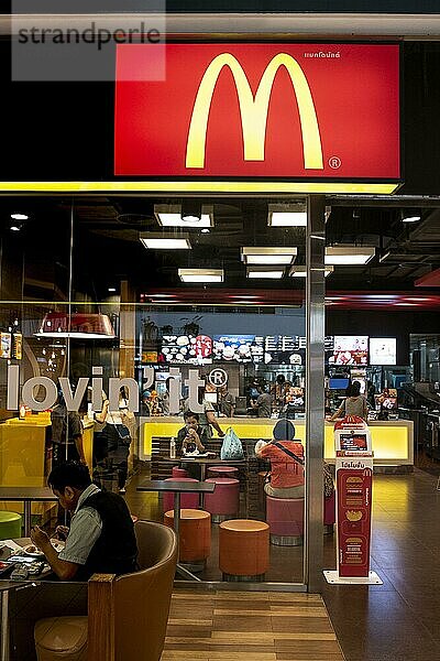 Eingang und Logo McDonald's