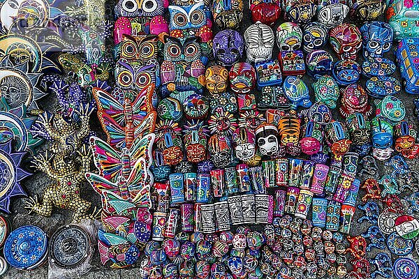 Maske als Souvenir  Oaxaca  Mexiko  Mittelamerika